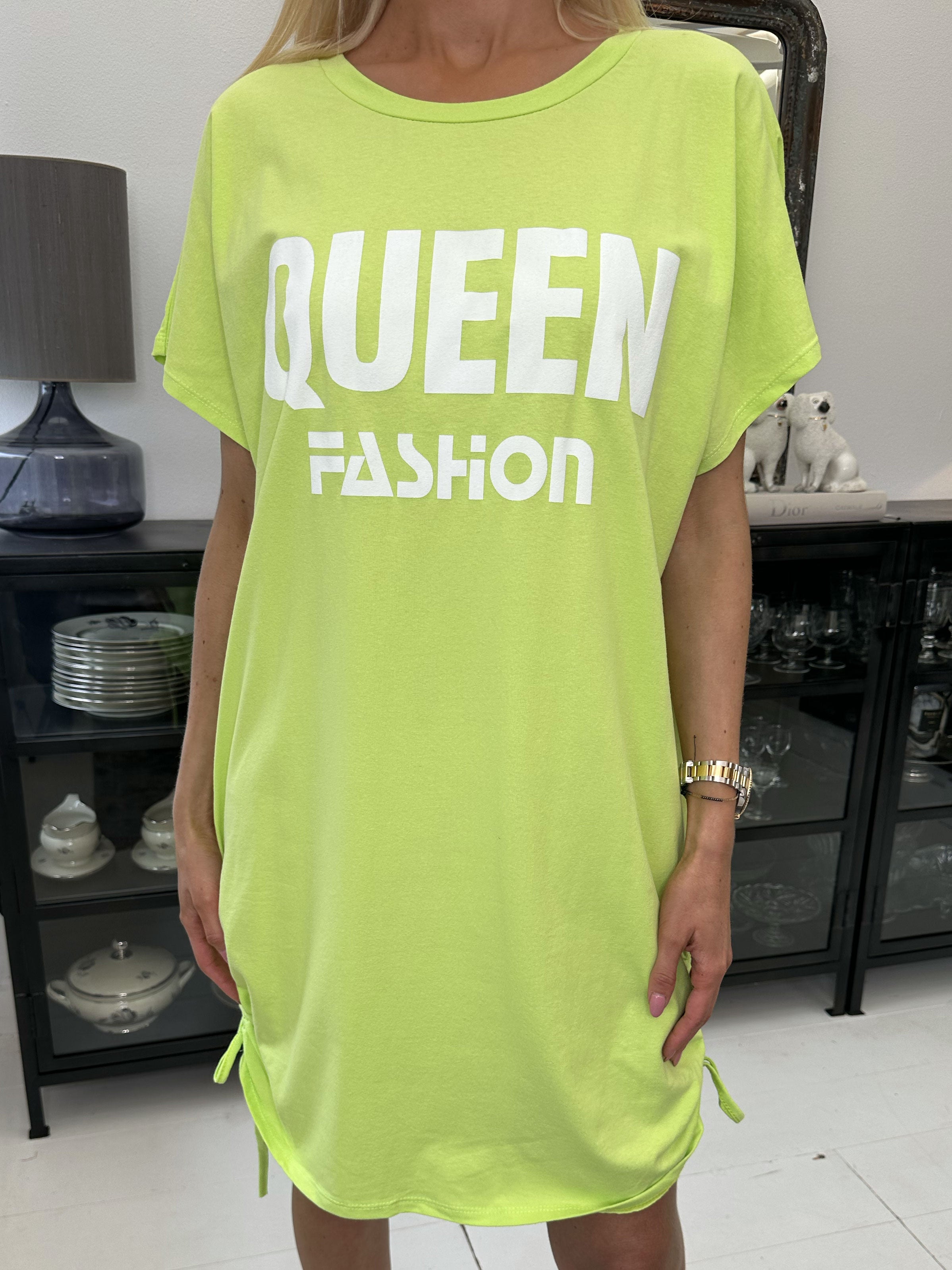 Linnea - T-shirt klänning med text och spets